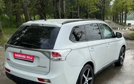 Mitsubishi Outlander III рестайлинг 3, 2014 год, 1 200 000 рублей, 3 фотография