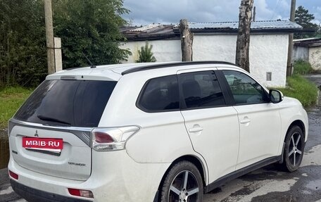 Mitsubishi Outlander III рестайлинг 3, 2014 год, 1 200 000 рублей, 8 фотография