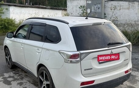 Mitsubishi Outlander III рестайлинг 3, 2014 год, 1 200 000 рублей, 9 фотография
