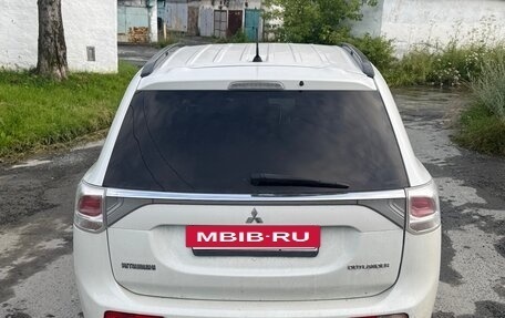 Mitsubishi Outlander III рестайлинг 3, 2014 год, 1 200 000 рублей, 10 фотография