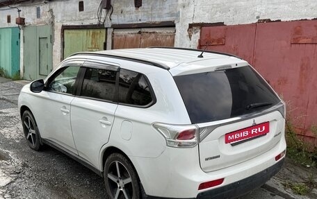 Mitsubishi Outlander III рестайлинг 3, 2014 год, 1 200 000 рублей, 16 фотография