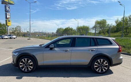 Volvo V60 Cross Country II, 2020 год, 3 860 000 рублей, 2 фотография