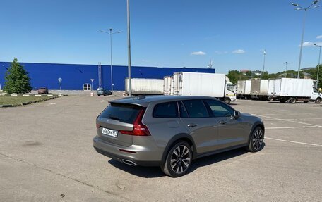 Volvo V60 Cross Country II, 2020 год, 3 860 000 рублей, 4 фотография