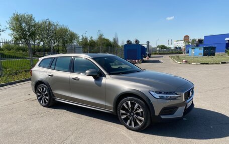Volvo V60 Cross Country II, 2020 год, 3 860 000 рублей, 3 фотография