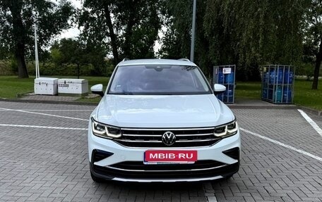 Volkswagen Tiguan II, 2023 год, 2 720 000 рублей, 2 фотография
