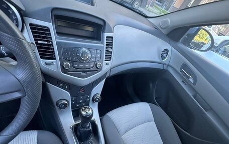 Chevrolet Cruze II, 2010 год, 870 000 рублей, 17 фотография