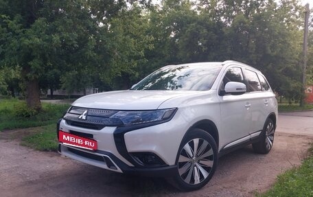 Mitsubishi Outlander III рестайлинг 3, 2014 год, 1 850 000 рублей, 7 фотография