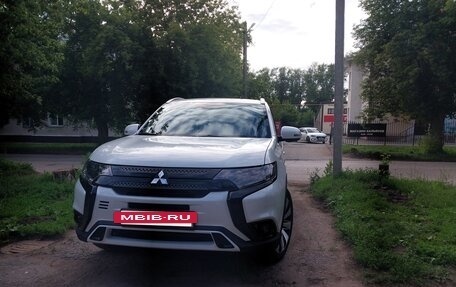 Mitsubishi Outlander III рестайлинг 3, 2014 год, 1 850 000 рублей, 2 фотография