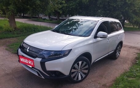 Mitsubishi Outlander III рестайлинг 3, 2014 год, 1 850 000 рублей, 4 фотография