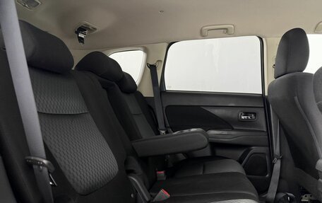 Mitsubishi Outlander III рестайлинг 3, 2015 год, 1 600 000 рублей, 18 фотография