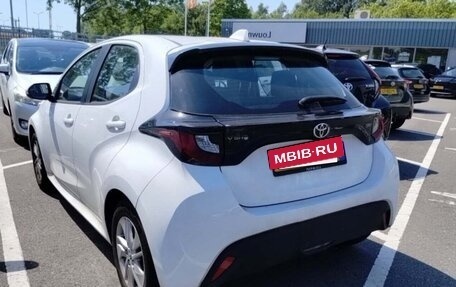 Toyota Yaris, 2022 год, 1 600 000 рублей, 3 фотография
