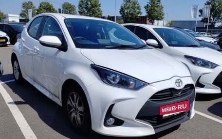 Toyota Yaris, 2022 год, 1 600 000 рублей, 2 фотография
