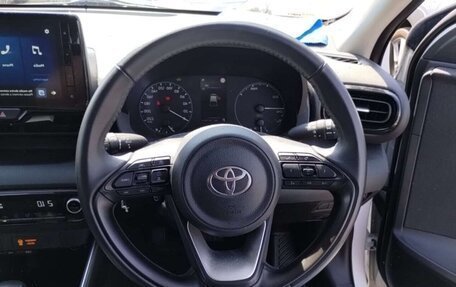 Toyota Yaris, 2022 год, 1 600 000 рублей, 4 фотография