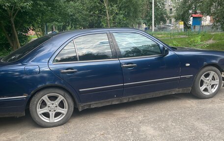 Mercedes-Benz E-Класс, 1998 год, 550 000 рублей, 1 фотография