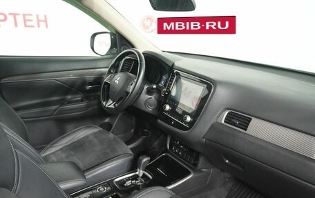 Mitsubishi Outlander III рестайлинг 3, 2021 год, 2 700 000 рублей, 10 фотография
