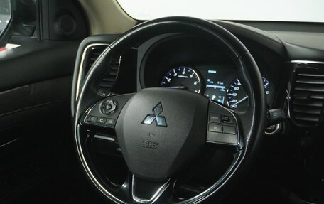 Mitsubishi Outlander III рестайлинг 3, 2021 год, 2 700 000 рублей, 16 фотография