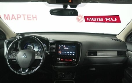 Mitsubishi Outlander III рестайлинг 3, 2021 год, 2 700 000 рублей, 15 фотография