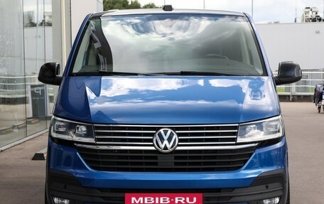 Volkswagen Multivan T6 рестайлинг, 2020 год, 7 400 000 рублей, 2 фотография