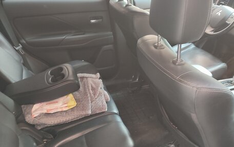 Mitsubishi Outlander III рестайлинг 3, 2013 год, 1 000 000 рублей, 8 фотография