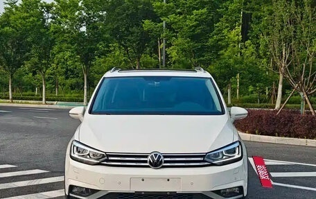 Volkswagen Touran III, 2022 год, 1 490 222 рублей, 2 фотография