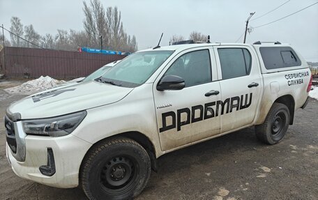 Toyota Hilux VIII, 2021 год, 2 600 000 рублей, 2 фотография