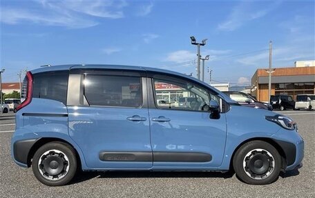 Toyota Sienta, 2023 год, 1 380 203 рублей, 3 фотография