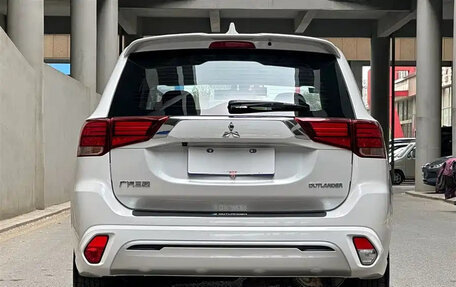 Mitsubishi Outlander III рестайлинг 3, 2023 год, 1 650 000 рублей, 4 фотография