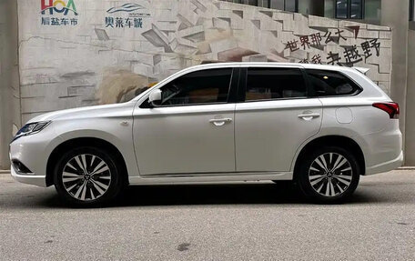 Mitsubishi Outlander III рестайлинг 3, 2023 год, 1 650 000 рублей, 3 фотография