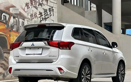 Mitsubishi Outlander III рестайлинг 3, 2023 год, 1 650 000 рублей, 5 фотография