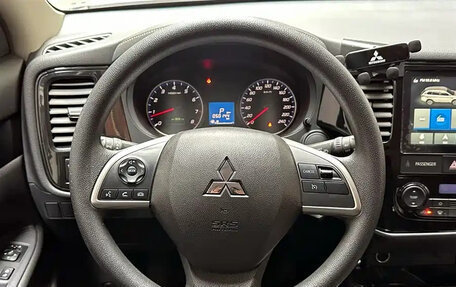 Mitsubishi Outlander III рестайлинг 3, 2023 год, 1 650 000 рублей, 9 фотография