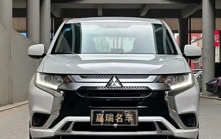 Mitsubishi Outlander III рестайлинг 3, 2023 год, 1 650 000 рублей, 2 фотография