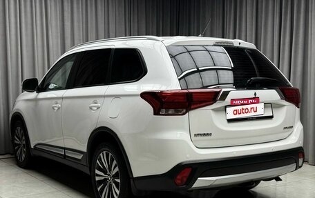 Mitsubishi Outlander III рестайлинг 3, 2016 год, 1 699 000 рублей, 4 фотография