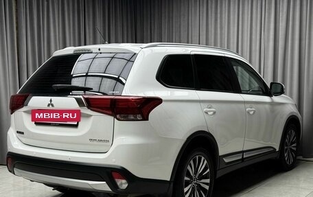 Mitsubishi Outlander III рестайлинг 3, 2016 год, 1 699 000 рублей, 5 фотография