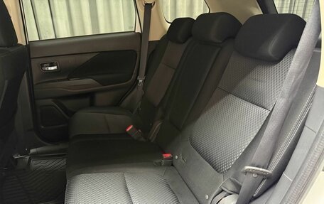 Mitsubishi Outlander III рестайлинг 3, 2016 год, 1 699 000 рублей, 25 фотография