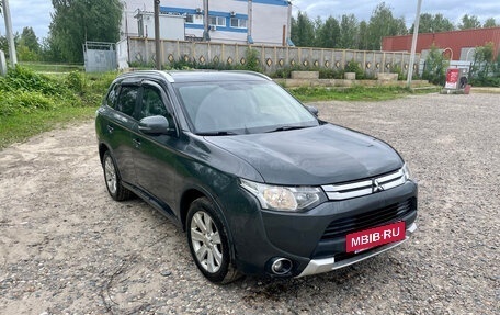 Mitsubishi Outlander III рестайлинг 3, 2014 год, 1 390 000 рублей, 3 фотография