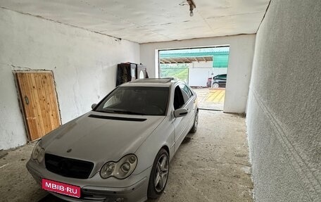 Mercedes-Benz C-Класс, 2003 год, 700 000 рублей, 1 фотография