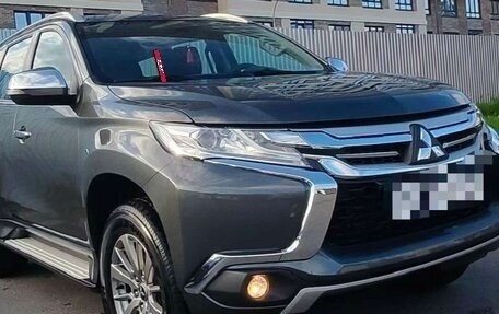 Mitsubishi Pajero Sport III рестайлинг, 2018 год, 2 700 000 рублей, 2 фотография