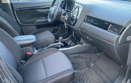Mitsubishi Outlander III рестайлинг 3, 2019 год, 1 930 000 рублей, 8 фотография