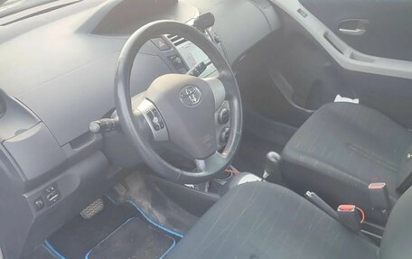 Toyota Yaris III рестайлинг, 2006 год, 400 000 рублей, 8 фотография