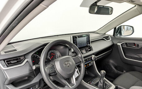 Toyota RAV4, 2021 год, 2 950 000 рублей, 16 фотография