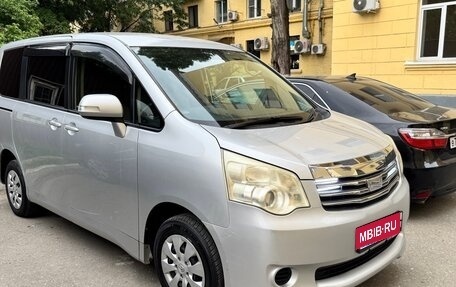 Toyota Noah III, 2010 год, 650 000 рублей, 1 фотография
