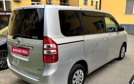 Toyota Noah III, 2010 год, 650 000 рублей, 4 фотография