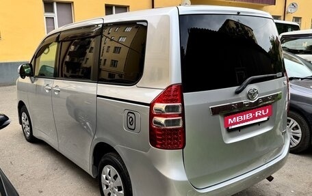 Toyota Noah III, 2010 год, 650 000 рублей, 3 фотография