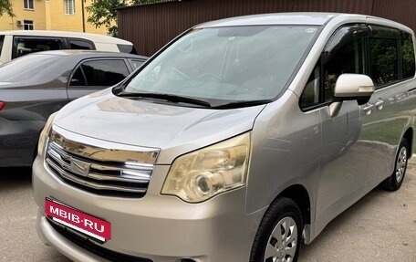 Toyota Noah III, 2010 год, 650 000 рублей, 2 фотография