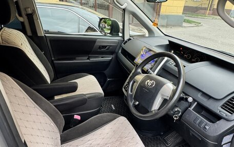 Toyota Noah III, 2010 год, 650 000 рублей, 11 фотография