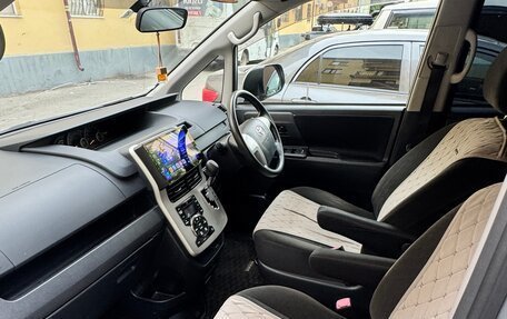Toyota Noah III, 2010 год, 650 000 рублей, 13 фотография
