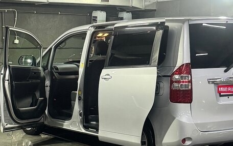 Toyota Noah III, 2010 год, 650 000 рублей, 17 фотография