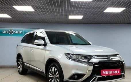 Mitsubishi Outlander III рестайлинг 3, 2019 год, 2 150 000 рублей, 3 фотография
