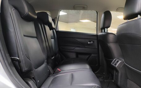 Mitsubishi Outlander III рестайлинг 3, 2019 год, 2 150 000 рублей, 14 фотография