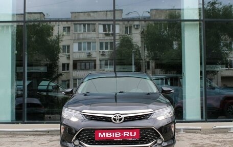Toyota Camry, 2017 год, 2 377 000 рублей, 2 фотография